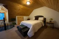 Newly Built Adirondack Cottage with Lake Views!