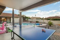 NEW Luxe Heated Pool, Spa w Mountain Views Designer Duplex Villa w 5 King beds