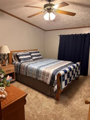 Quiet Getaway 5 minutes from Galesburg with pool and hot tub