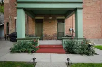 Convenient & Spacious Downtown - Private Parking Included