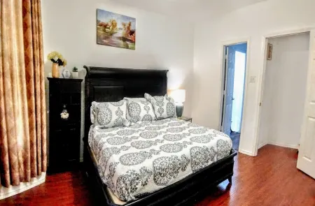 A fully furnished home within walking distance of downtown Mansfield Отели рядом с достопримечательностью «Харди Альмон Соссер Комплекс»