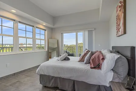 Luxe Getaway! 2 Mins from Downtown Sarasota , 7 Mins from Airport/Lido Beach!