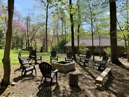 SHADE MOUNTAIN RETREAT ★ CEDAR BARREL SAUNA & HOT TUB!! ★ 28 ACRES ★ SLEEPS 20 Отели в г. Juniata County