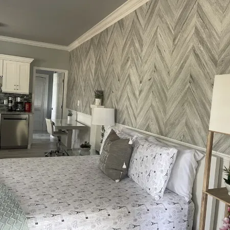 Luxury Studio Everything is Brand New! 5 min to the Beach!