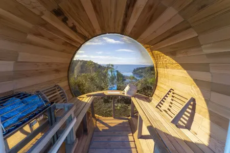 Luxurious spacious new home near the beach with great views, privacy, and sauna Отели рядом с достопримечательностью «Наварро Пойнт Презерв энд Синик Трейл»