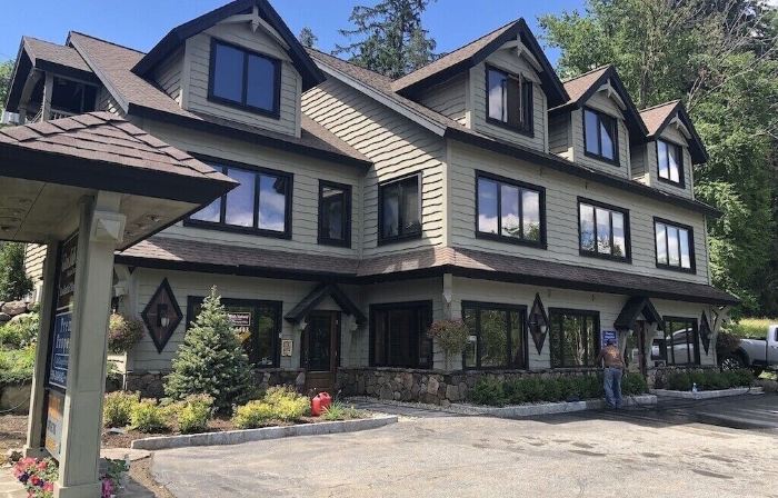 Lake view , Cozy One Bedroom! Walk to Beach and Town!