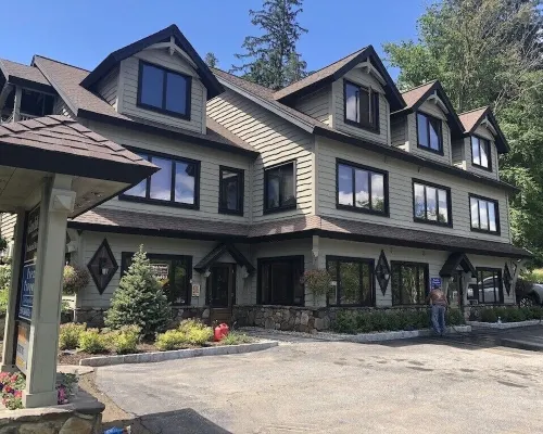 步行至海灘和小鎮，湖景溫馨一臥室公寓 博爾頓住宿飯店