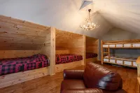 Cabin close to town with lake access & hot tub