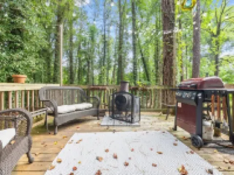 Urban Escape: 5BR Retreat Hotels in Decatur