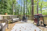 Urban Escape: 5BR Retreat Hotels near Wesley Chapel Crossing