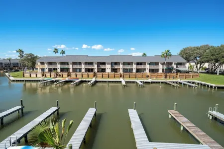 Blue Pearl- Canal Views, Boat Slip & Pool Access! Perfect Rockport Getaway! Отели рядом с достопримечательностью «Парк Рокпорт Бич»