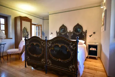 Hibiscus of Gautier, suggestive small house with private garden in a medieval village