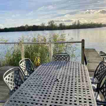 Large 4 Bedroom Lakeside Holiday lodge in the Cotswold. Sleeps 8-10 Others