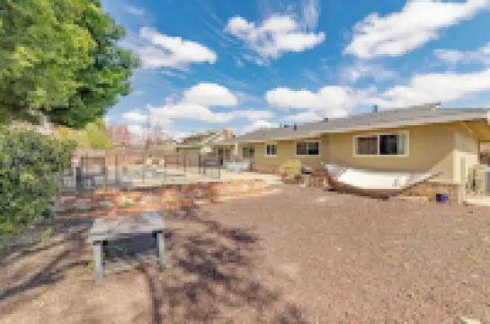 4-bedroom house w/4th room as private separate suite w/POOL