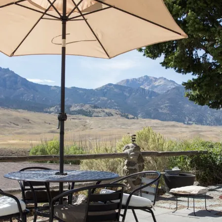 YEAR ROUND, a Cozy Studio for 2, Overlooking the Historic Yellowstone Arch