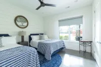 Gorgeous Estate w/180° Views of the Lake and 300+ ft of Waterfront! - Parvekkeita