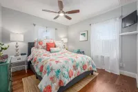 Coastal Karma Cottage - Near downtown Stuart, FL Downtown Stuart Shopping Center附近的飯店