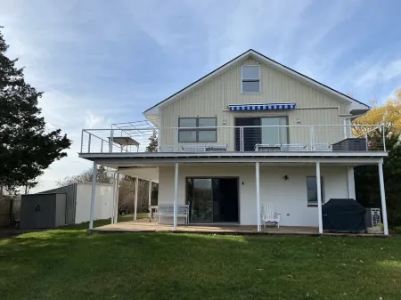 Bayfront Vacation Home in Southold, 5 Bedrooms