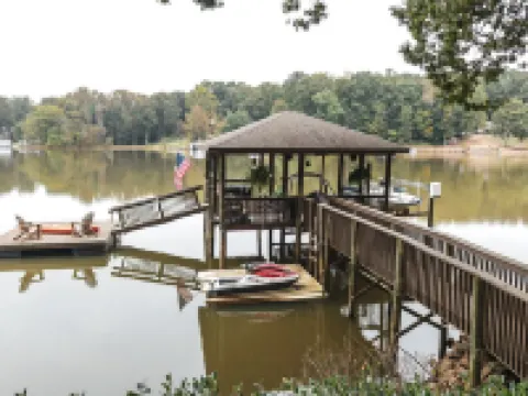 Beautiful Charlotte Lake Wylie Waterfront Bungalow Hotels in Steele Creek
