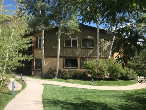 Best Value in Snowmass! Walk to ski lifts and the Treehouse in less than 3 mins!