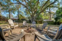 HUMMINGBIRD HAUS \\ 6 Bedrooms \\ Mid-Century \\ 2-Unit Home \\  2 Kitchens Hotel in zona FSU Flying High Circus