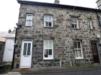 Bijou House Perfect for 2 people, no pets. Hotels near Arthog Waterfalls