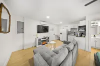 Spacious Studio: King Bed, Kitchenette & Full Bathroom and Board Games!