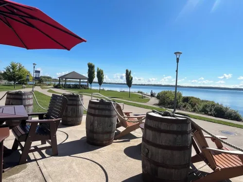 Charming 2-bedroom apartment in delightful Geneva,walking distance to downtown. Hotels in Geneva