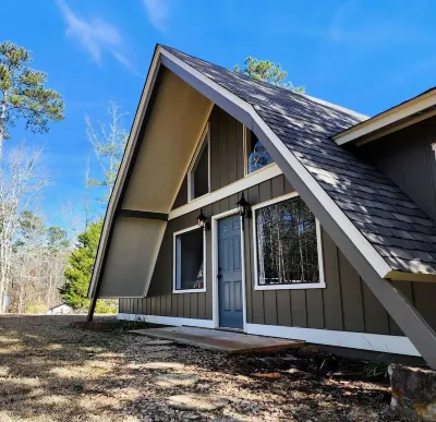 Comfortable 2 Bedroom Cabin - 3 min to Roosevelt State Park. WIFI & Self Checkin Hotels near Cecil B. Day Butterfly Center