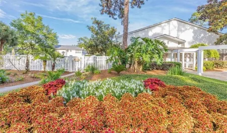 Minutes to the some of the best beaches, dining and shopping Отели рядом с достопримечательностью «St. Simons Island Lighthouse Museum»