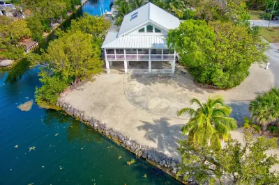 Secluded Tropical Retreat: 60' Dock, Large Pool, World-Class Fishing & Lobster Hotel in zona Blue Hole