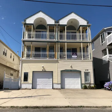 Family Friendly - 1/2 Block To Beach - 4 BR 3 Bath - Driveway Parking!