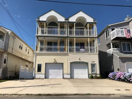 Family Friendly - 1/2 Block To Beach - 4 BR 3 Bath - Driveway Parking!