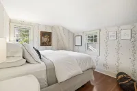 A Modern Antique Home - steps to Dock Square and harbor