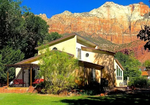 6 BR Villa Downtown in Springdale 1.2 mi from ZNP Sleeps 14 Free parking 6 cars