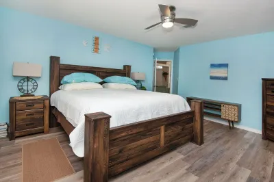 Endless Weekend Navarre 5-bedroom pool house-1 mile to Navarre beach, sleeps 16
