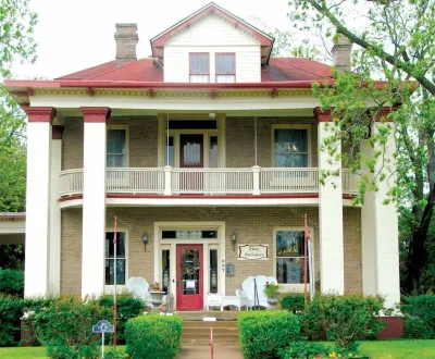Luxury Lodging in the Heart of Historic Downtown Gonzales Отели рядом с достопримечательностью «Apache Field»