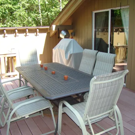 PERFECT LOCATION !!  ONE MILE FROM NORTH CONWAY WITH A SECLUDED FEEL !!
