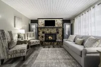 BLUE SPRUCE COTTAGE - Modern Lake House w/ shared Frontage on Thayer Lake