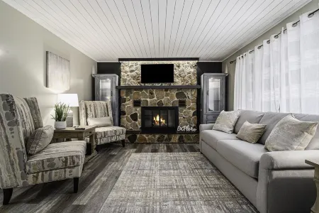 BLUE SPRUCE COTTAGE - Modern Lake House w/ shared Frontage on Thayer Lake