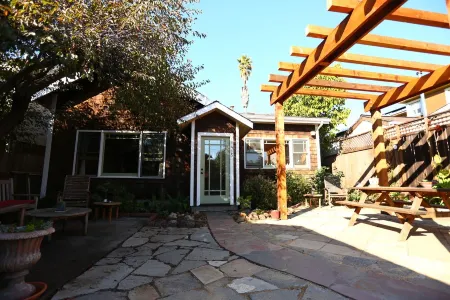 3 bed / 1 bath house in Prime Berkeley Location
