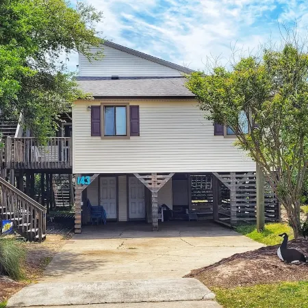 Vintage & Charming Obx Cottage "The Cozy Duck"  4 Bd 2 ba,  500 ft from Beach