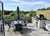 Unique getaway, surrounded by fields close to two great pubs.