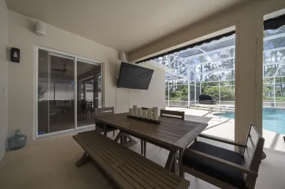 Near Disney Fun: Golf Retreat, Pool & Private Spa Hotels near Northeast Regional Park Polk County