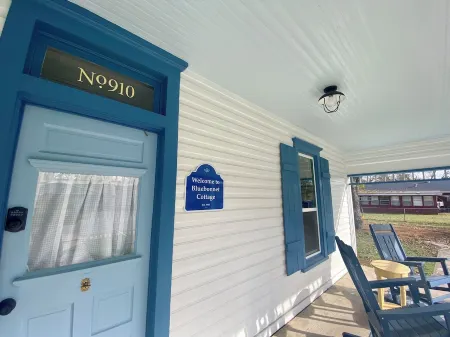 Bluebonnet Cottage: Victorian Home w 2/king beds & game room in central Cleburne Отели в г. Клберн