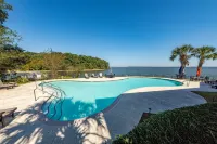 Lakeside vacationing close to golf courses, restaurants and boat rental company!