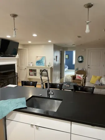 Entire condo center of downtown Newburyport Отели рядом с достопримечательностью «Beach Access Point»