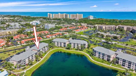 Spacious two story 2-bedroom condo in gorgeous Jupiter