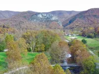 Cozy river front log cabin close to, Seneca Rocks, Dolly Sods, Spruce Knob Hotels in Pendleton County