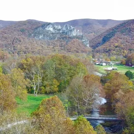 Cozy river front log cabin close to, Seneca Rocks, Dolly Sods, Spruce Knob Отели в г. Пендлтон